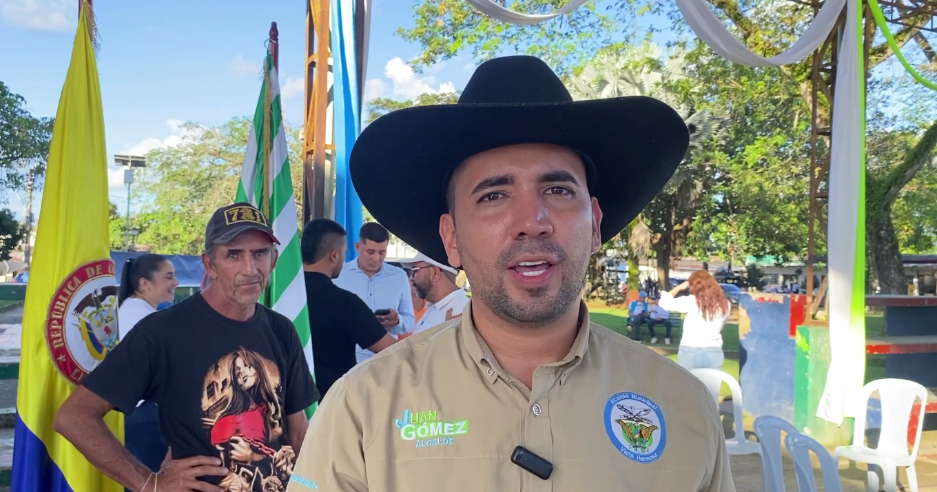 Juan Andrés Gómez, alcalde de Vista Hermosa, confirmando la construcción de la granja solar.